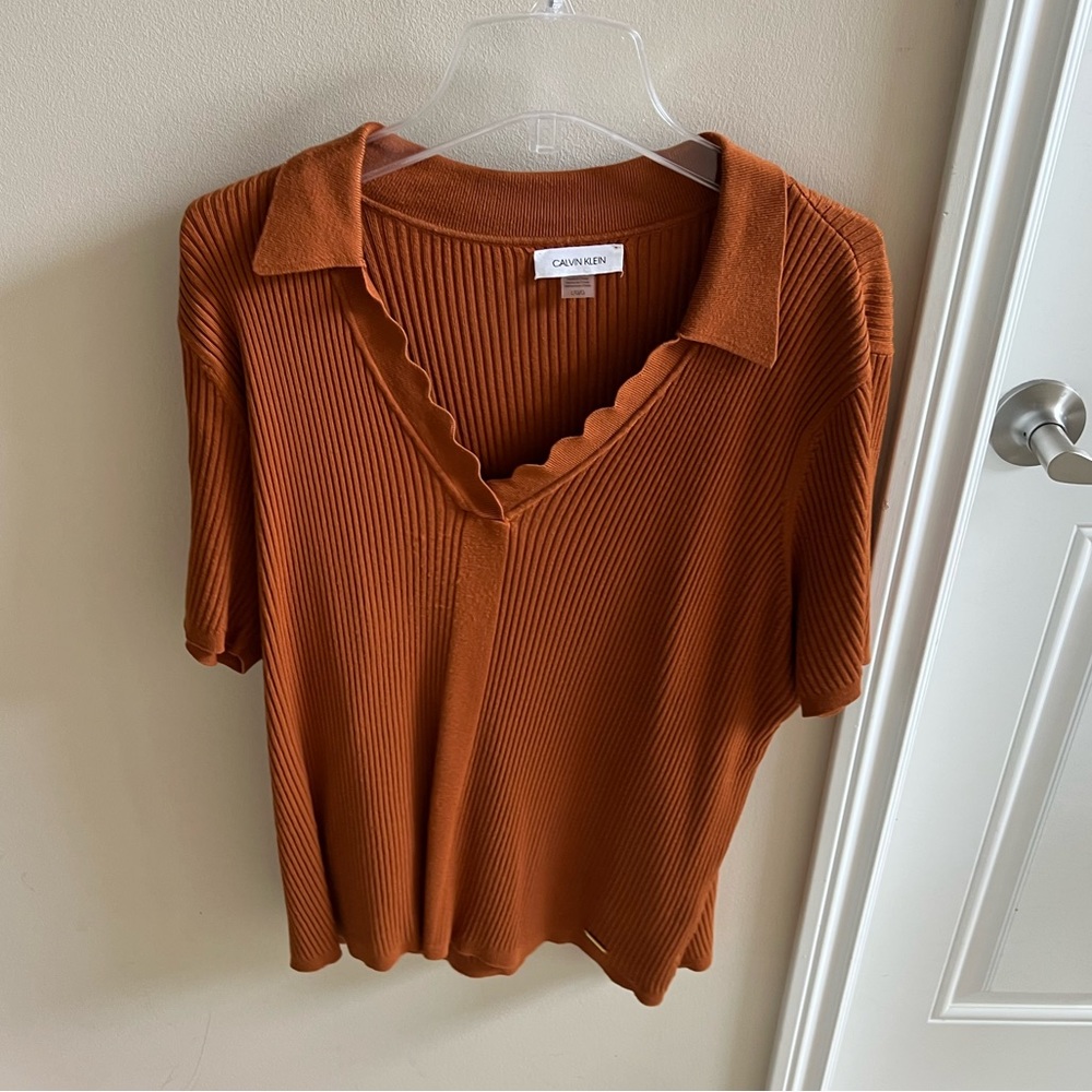 CALVIN KLEIN VNECK TOP L